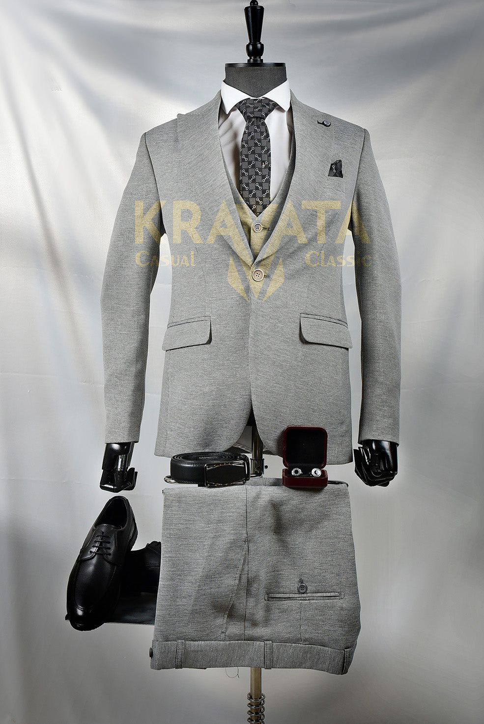 Men's formal suit in gray with a modern design
