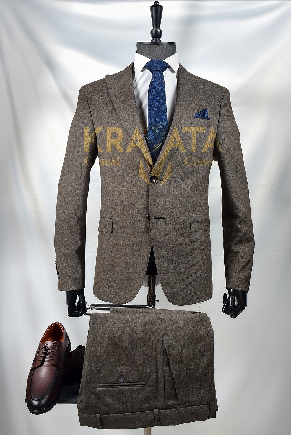 Men's formal suit in brown with a modern design and a blue tie
